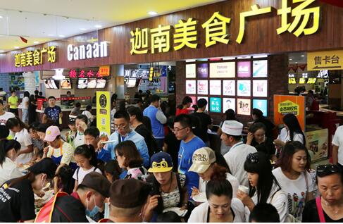 珈南美食广场，给商户扶上马并全程护送