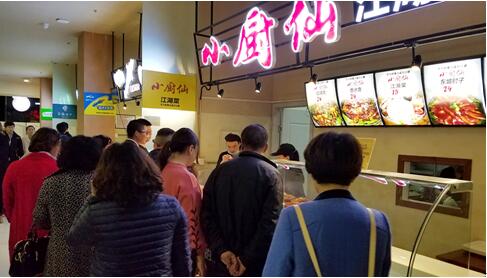 珈南美食广场，给商户扶上马并全程护送