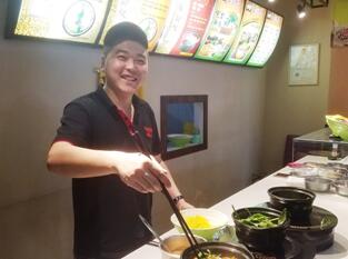 珈南美食广场，给商户扶上马并全程护送