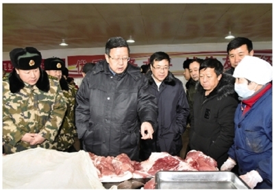 罗虎在深入锡林浩特市那达慕市场,查看食品市场供应,价格走势等情况