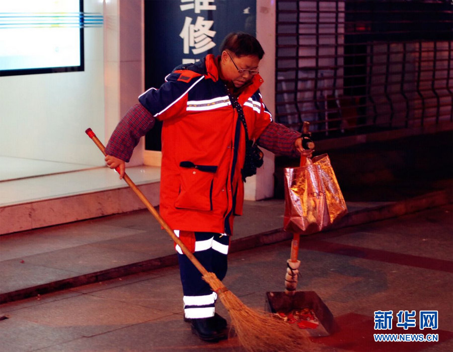 【网络媒体走转改】除夕夜 他们坚守岗位