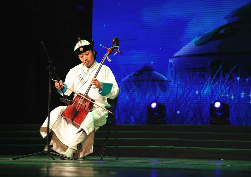 精彩上演,歌舞,相声,马头琴演奏等15个精品演出获得现场观众阵阵掌声