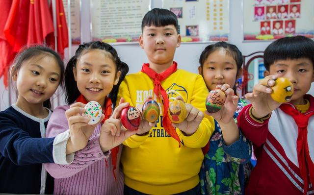 3月20日,内蒙古呼和浩特市玉泉区石头巷小学同学在展示绘制的彩蛋.