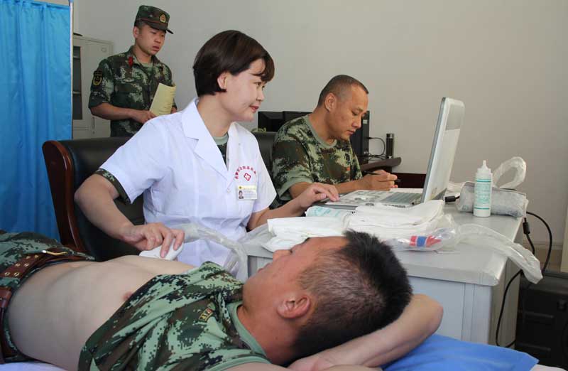 医生为驻守在边境线附近的官兵体检