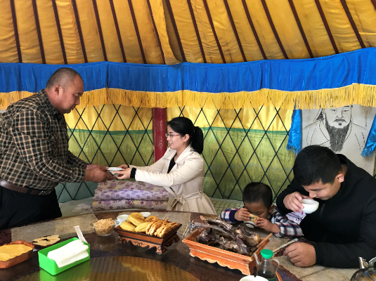 卖萤火虫年入百万_年纯收入20万