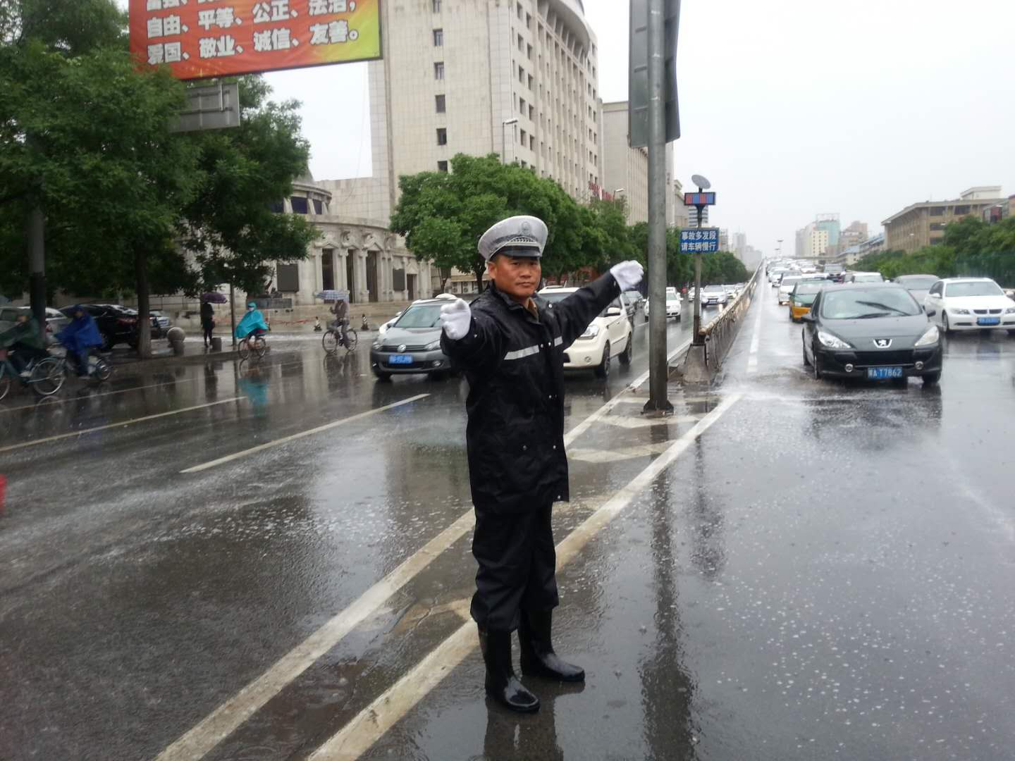 三尺岗台书写人生华章——记呼和浩特市公安局交管新城大队民警李文普