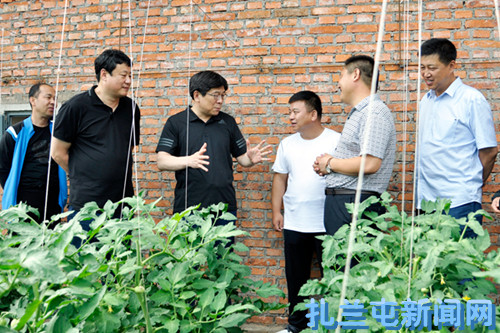 市委书记焦刚伟深入成吉思汗镇村屯调研督导脱贫攻坚工作