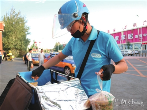 外卖骑手:一天最多接60单 日骑行100多公里