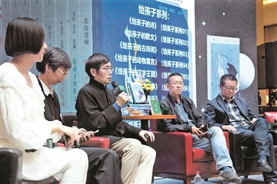 从左至右:姬少亭,李学军,北岛,韩松,刘慈欣