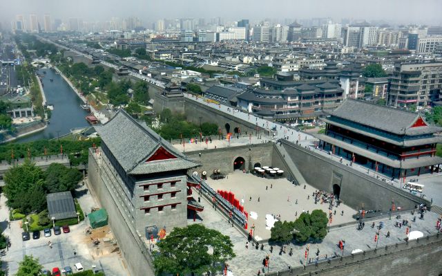 修葺一新的西安市城墙南门全景