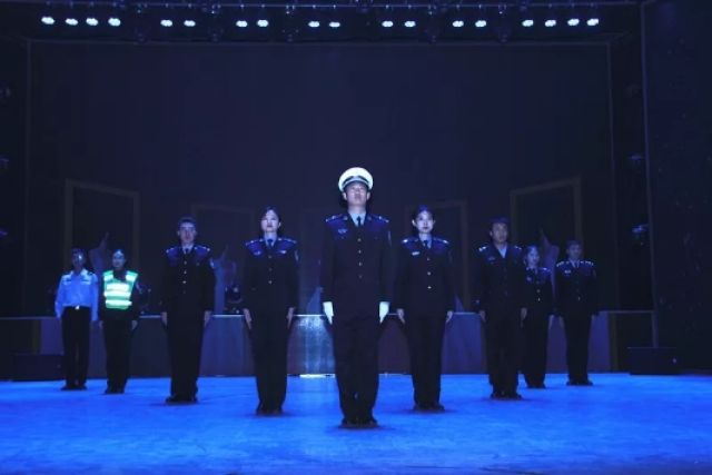 原创舞台剧《警察的荣耀》在赤峰上演