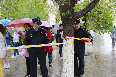 高考现场拉起警戒线