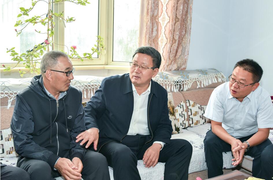 罗虎在看望慰问额尔登孟克,向他致以节日的问候.