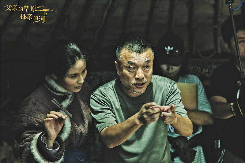 导演康洪雷在讲戏.