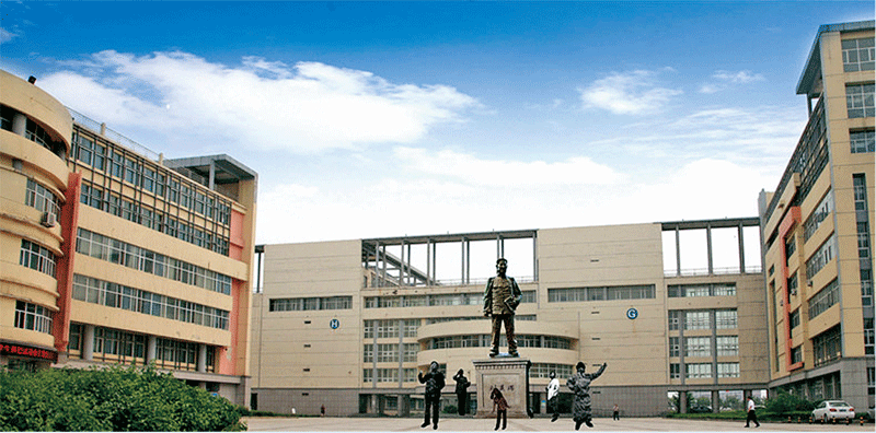 三尺讲台勤耕耘 师心匠意写人生