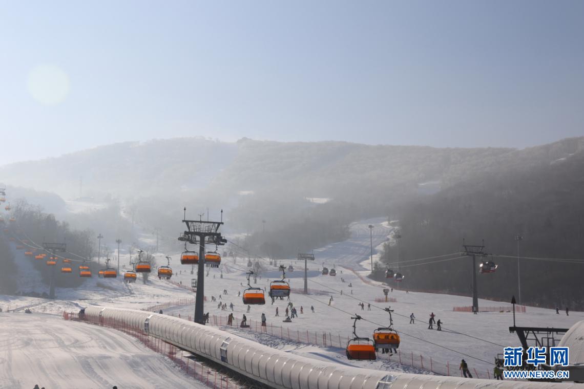 吉林万科松花湖滑雪场雪道面积位居全国第一位.(新华网曹桢摄)