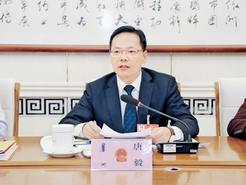 唐毅在乌海市代表团审议政府工作报告时指出把乌海工作放在全区大局中