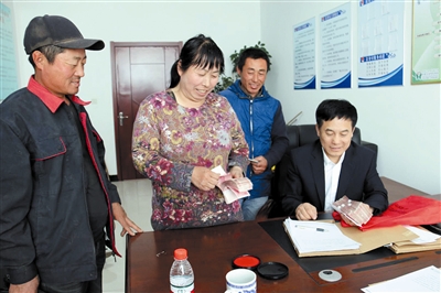 扶贫贷款送到家门口 种啥养啥都不愁-新闻中心-内蒙古新闻网