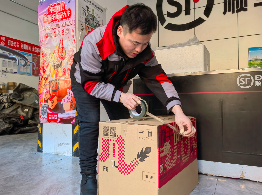 新春走基层| 日行2万步，快递小哥奔忙送“年味儿”-兴安盟-内蒙古新闻网