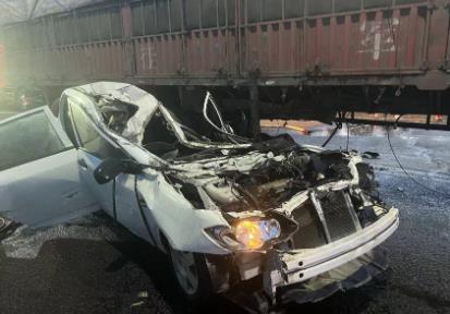 轿车卷入半挂车底被拖行数十米……