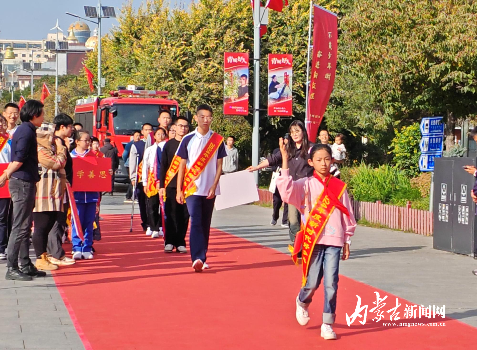 好少年们步入活动现场 IMG_20241012_222555.jpg