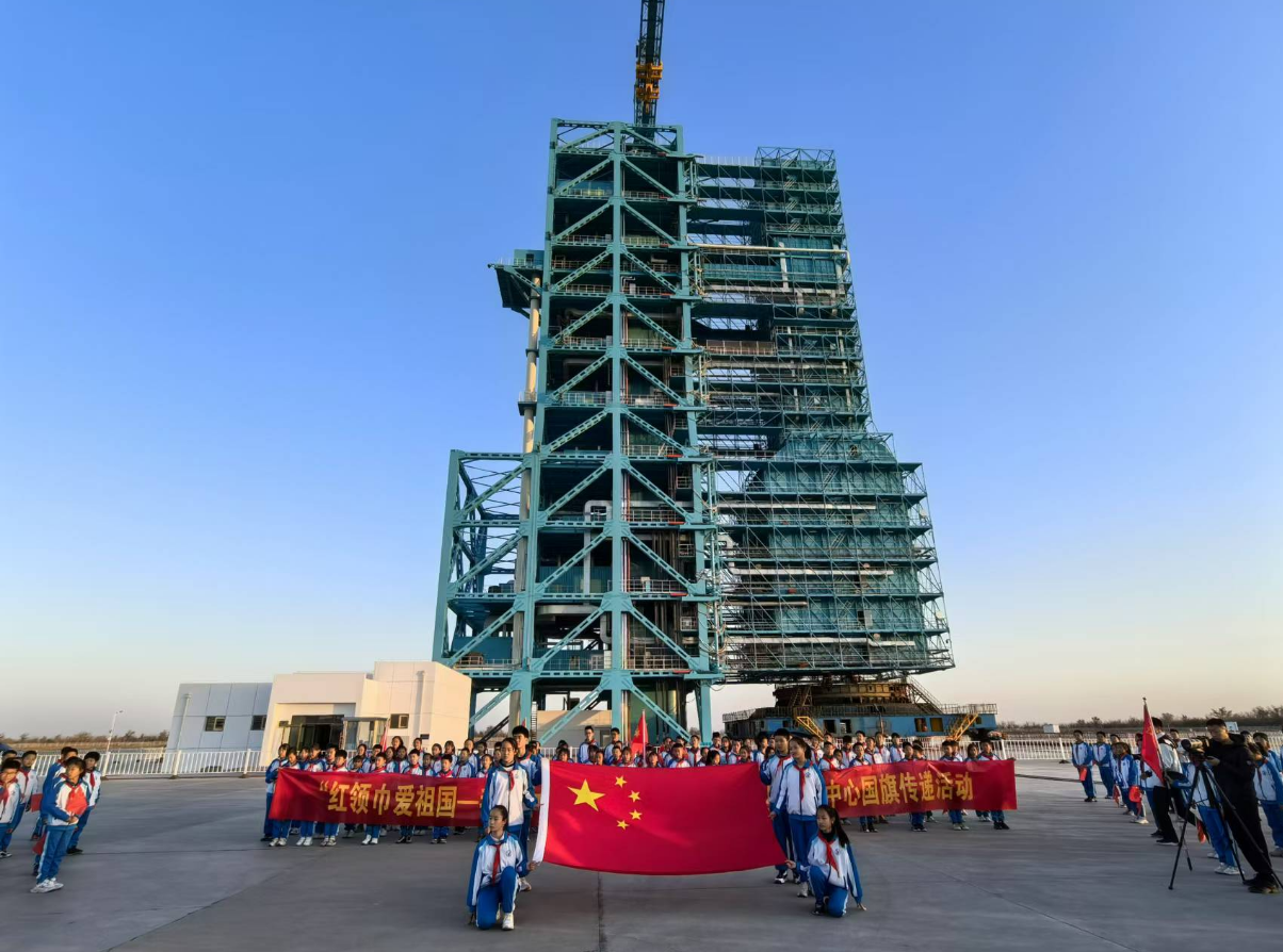 遨游太空的五星红旗在内蒙古额济纳旗境内的东风航天城传递 新闻中心 内蒙古新闻网 