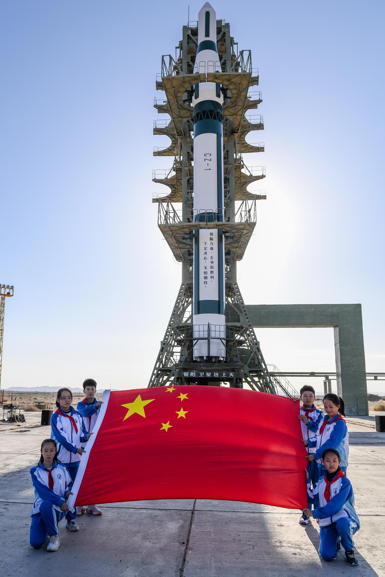 遨游太空的五星红旗在内蒙古额济纳旗境内的东风航天城传递 新闻中心 内蒙古新闻网 