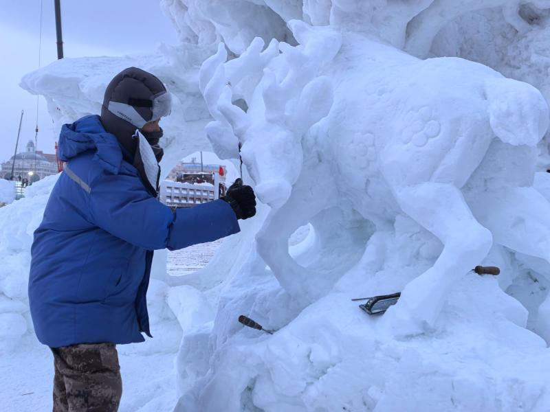 战严寒赶工期 冰雪园建设顺利推进