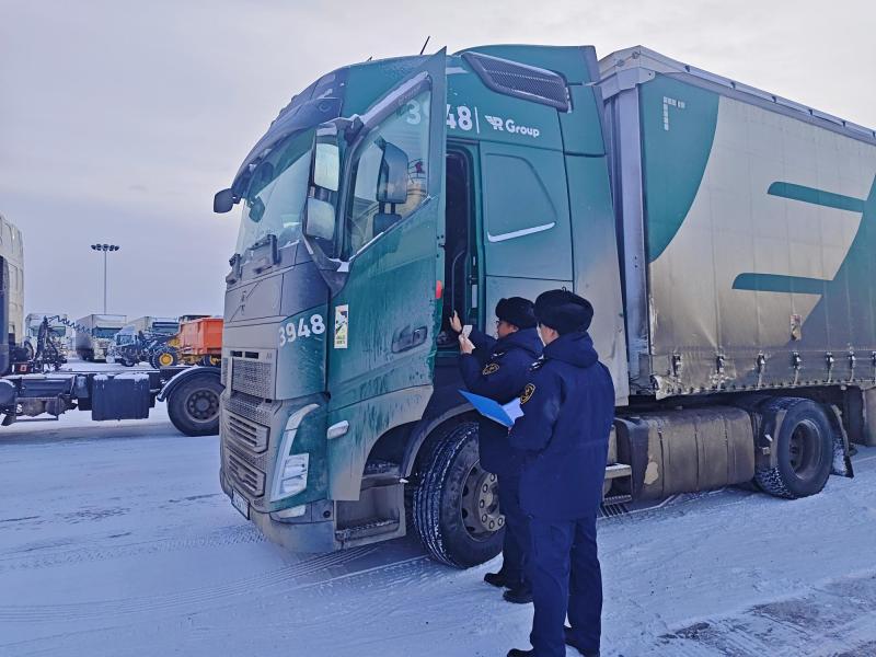 夜阑人静风吹雪 长情最是边关人