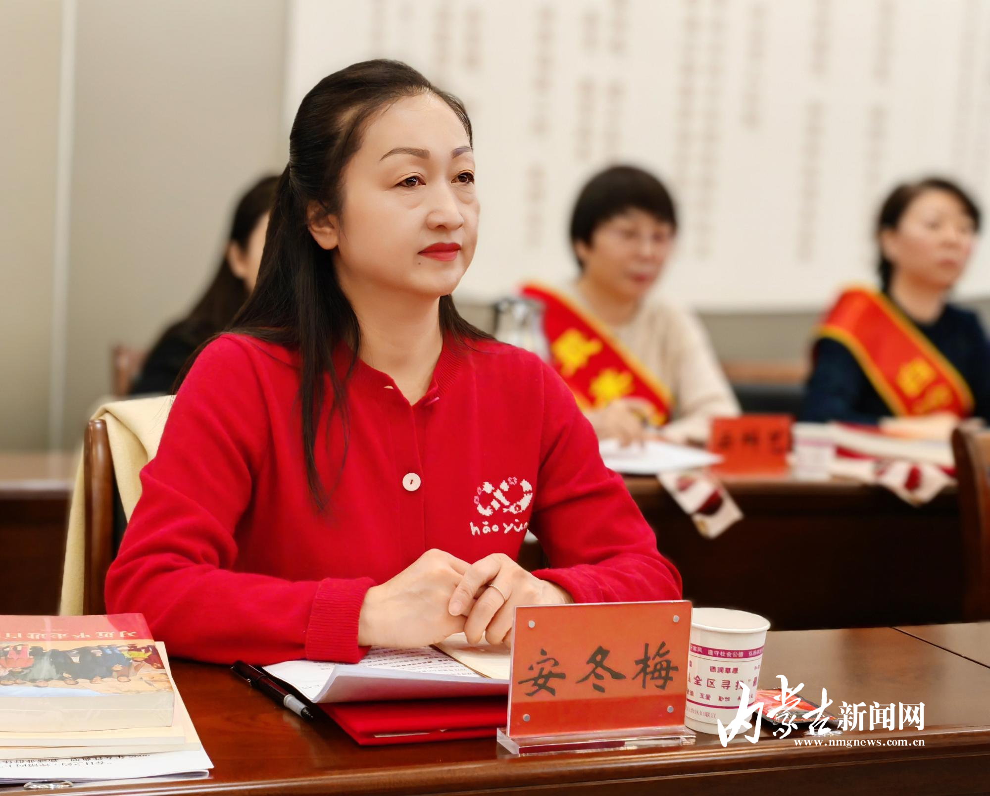 认真聆听代表发言 IMG_20250226_200707.jpg