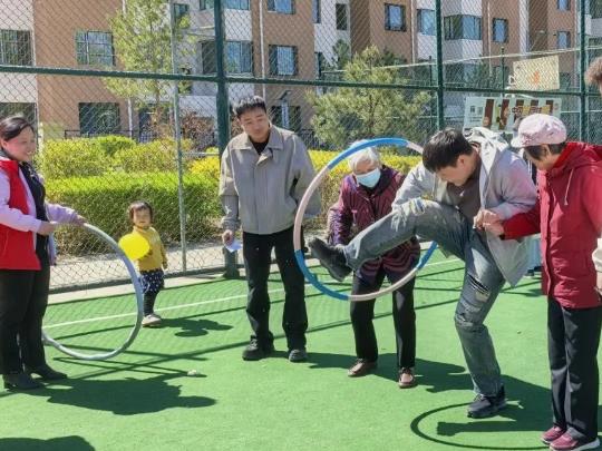 跨龄趣味运动会：青年与长者携手竞技