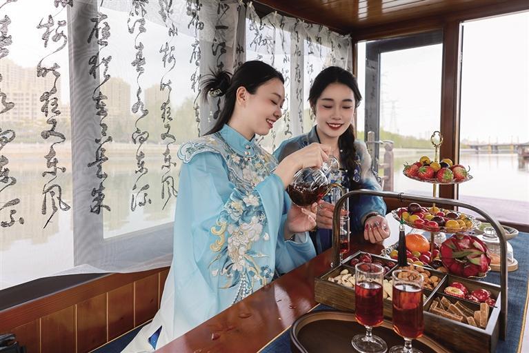古風畫舫載茶香