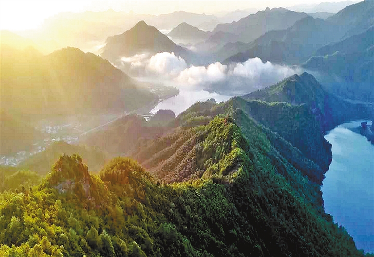 山色空蒙云雾间