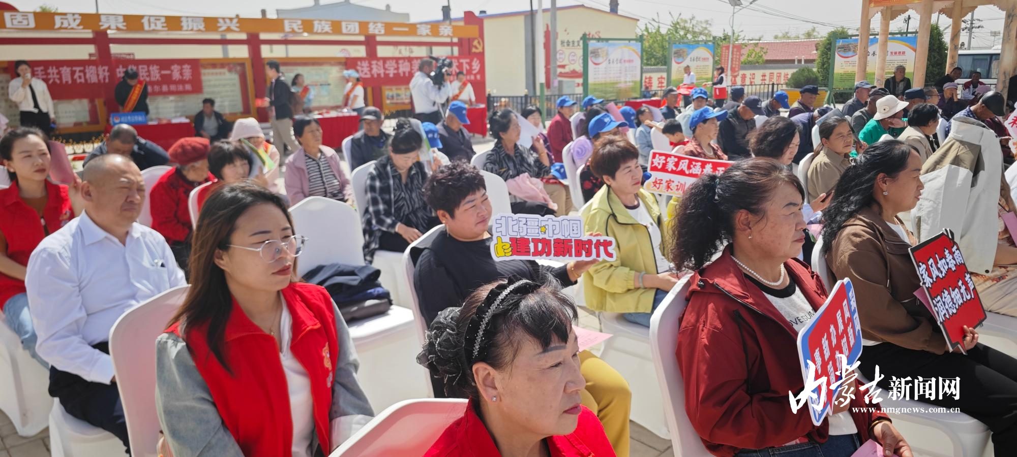 和林格尔县台基营村村民参加家庭文化展示活动 mmexport1747126028810.jpg