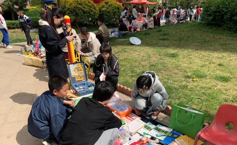 跳蚤市集开在了社区里……
