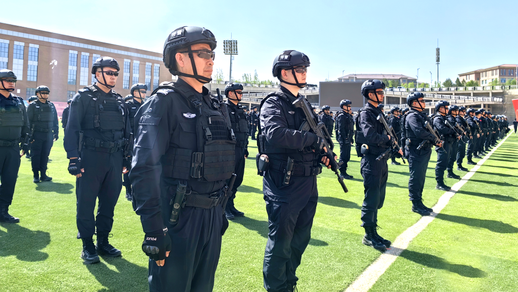 内蒙古三地特警开展跨区域拉练 提升协同作战能力