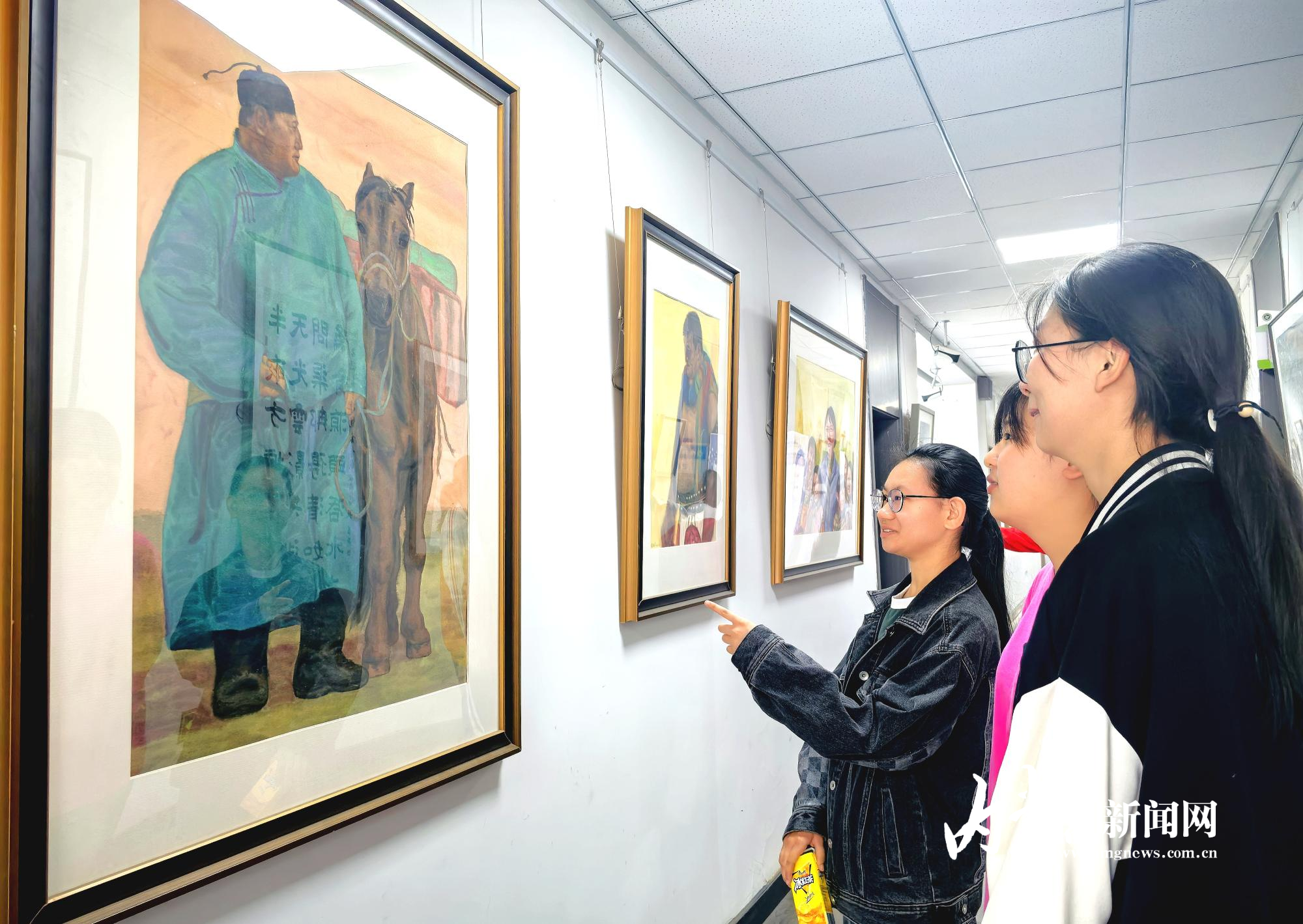 作品吸引師生駐足4.jpg IMG_20250525_124844.jpg