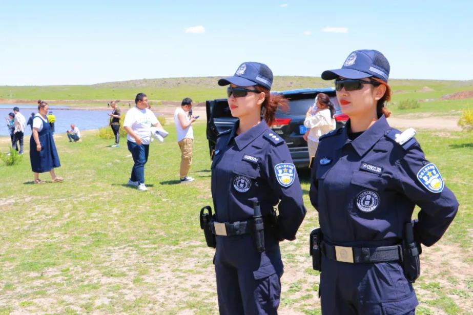 涝利海边的6人女警队：又美又飒 亲和力满分