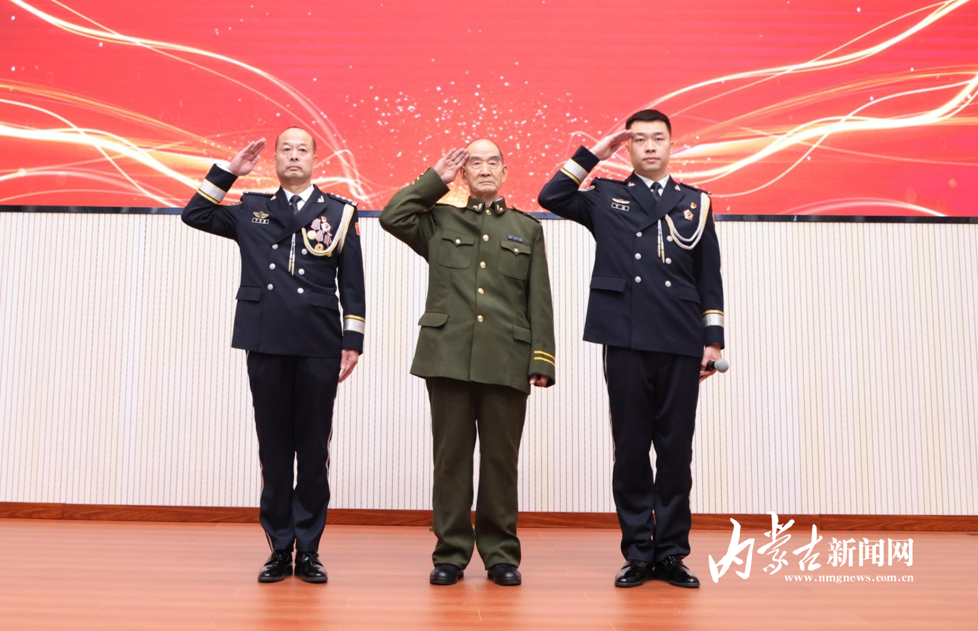 李响(右一)和他的父亲(左一)、爷爷(中)三代从警 IMG_20250611_154451.jpg