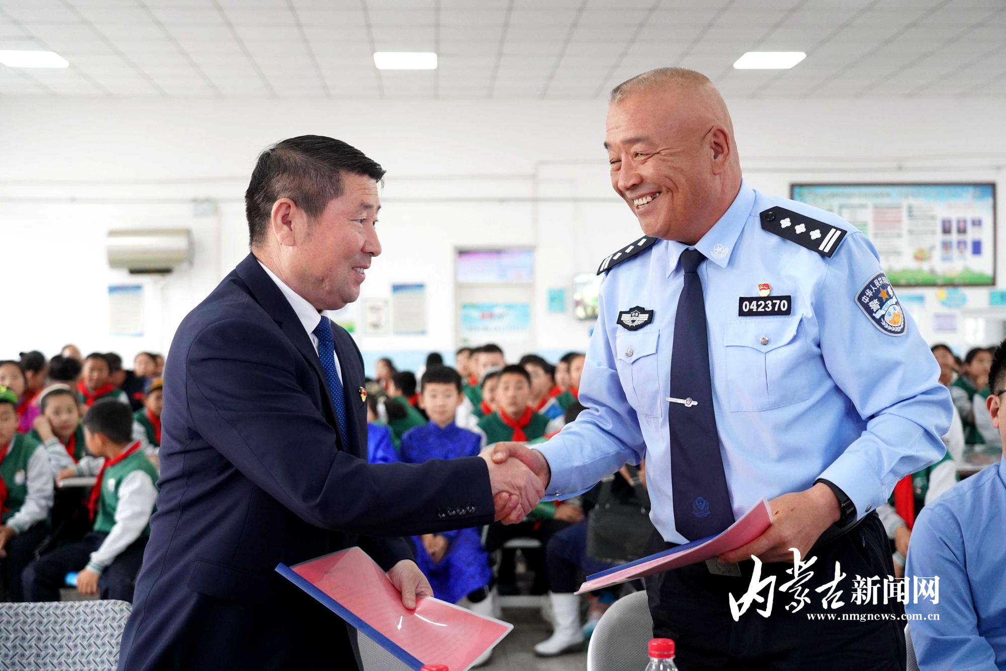 正蓝旗车站派出所的民警们已连续14年资助正蓝旗第一小学的困难学子 mmexport1750126052823.jpg