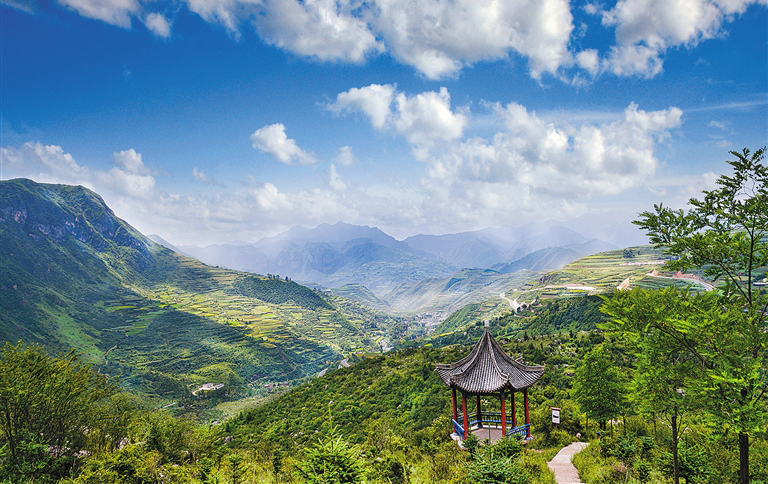 山峦青翠