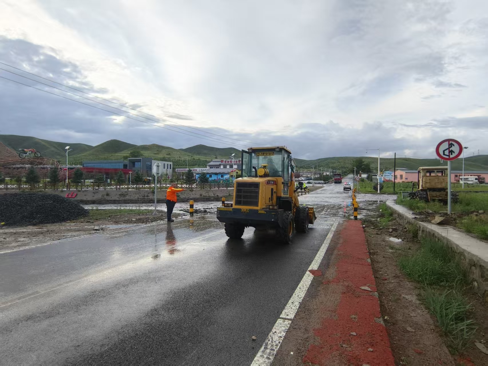 公路抢险进行时