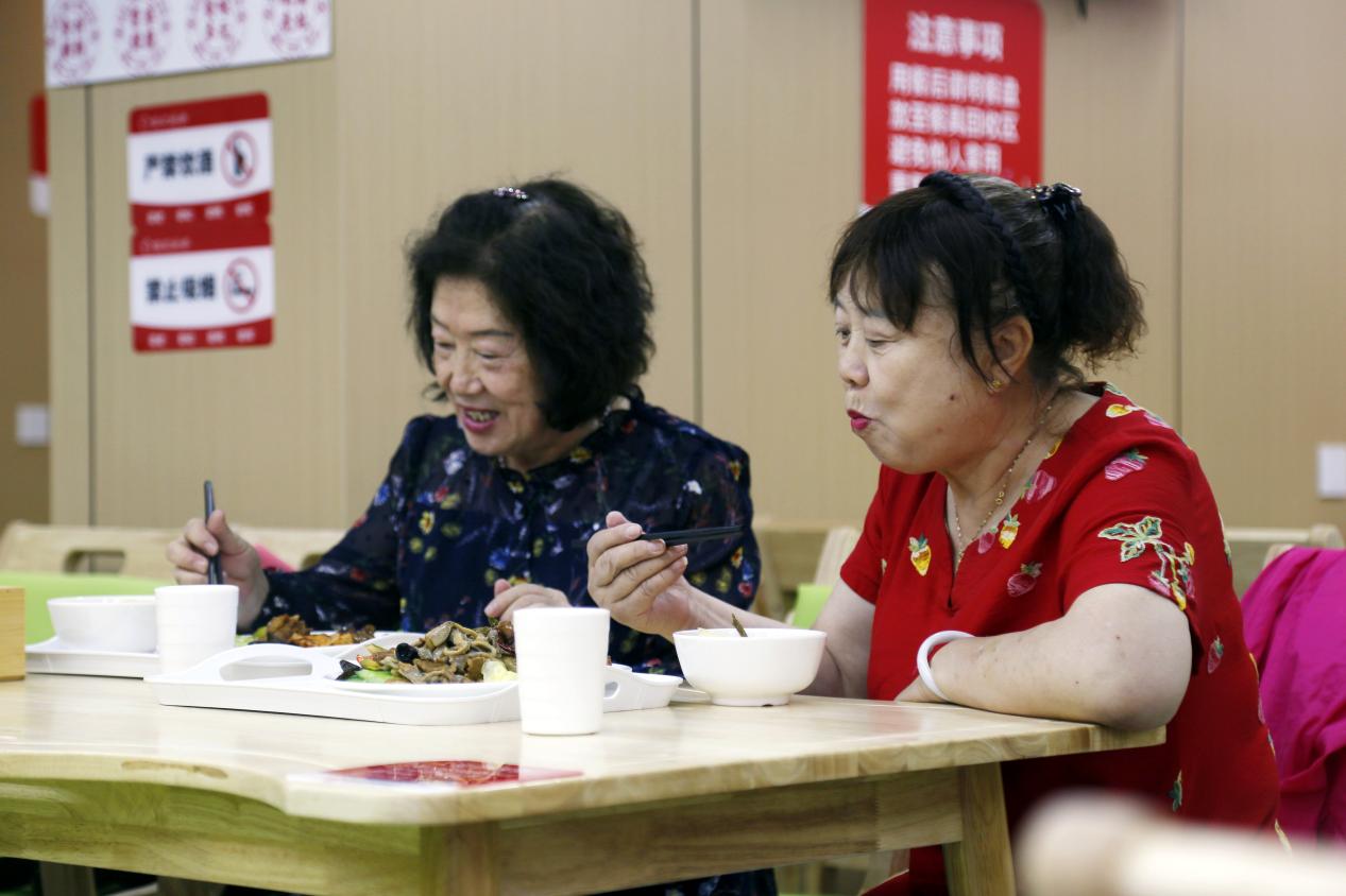 内蒙古首个智慧养老餐厅运营:刷脸取餐 智能烹饪