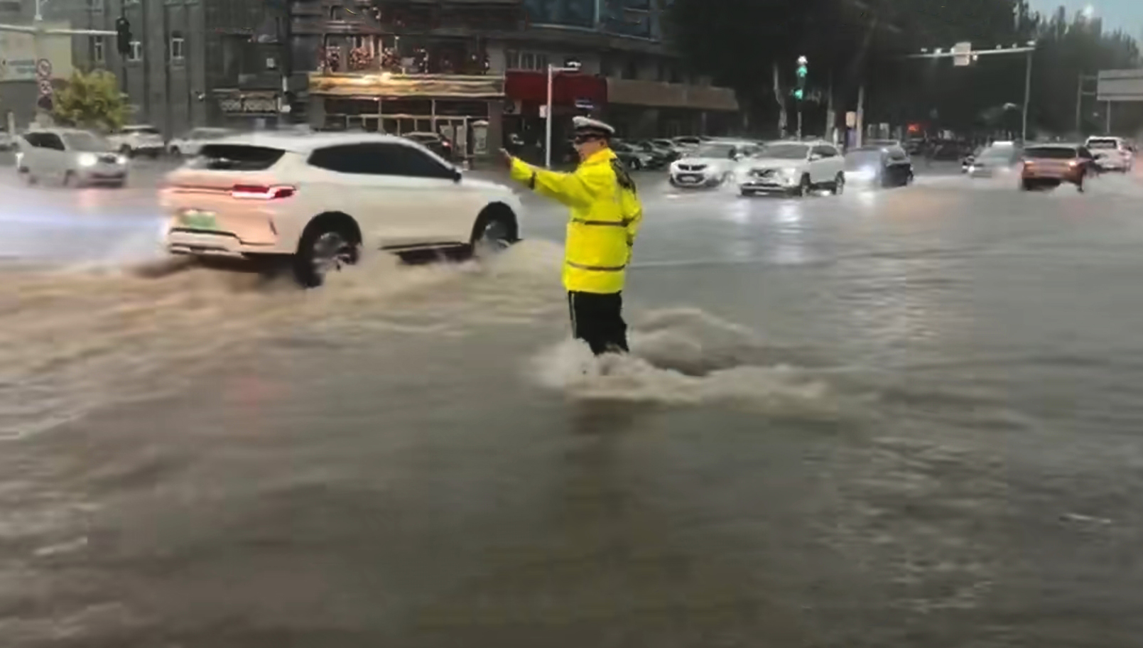 暴雨+雷电+冰雹+山洪+城市内涝！包头多部门联合展开救援