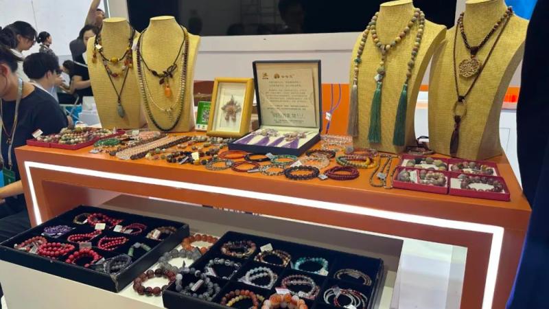 新意满满！“阿拉善元素”展品闪耀内蒙古文博会