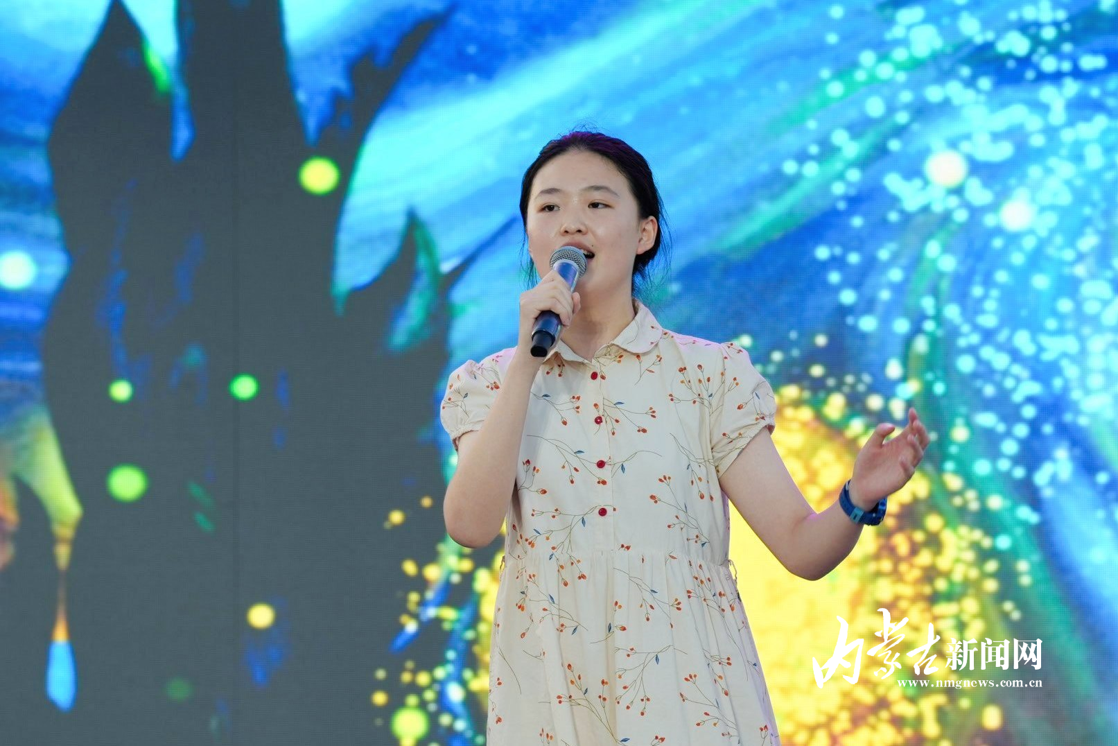 草地音乐节深情演唱4.jpg mmexport1754014281274.jpg