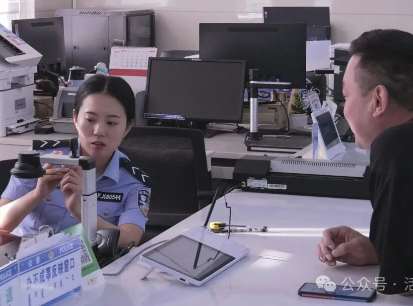 从“两天往返”到“5分钟办结”：二连浩特市首笔境外驾驶证换证业务落地