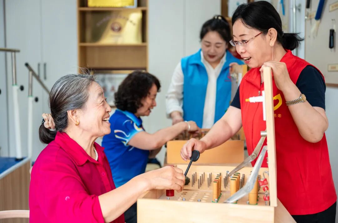 9月11日，工作人员在呼和浩特市玉泉区石东路街道居家和社区养老服务综合体为老人进行机能评估。20250911-DSC_4562.jpg