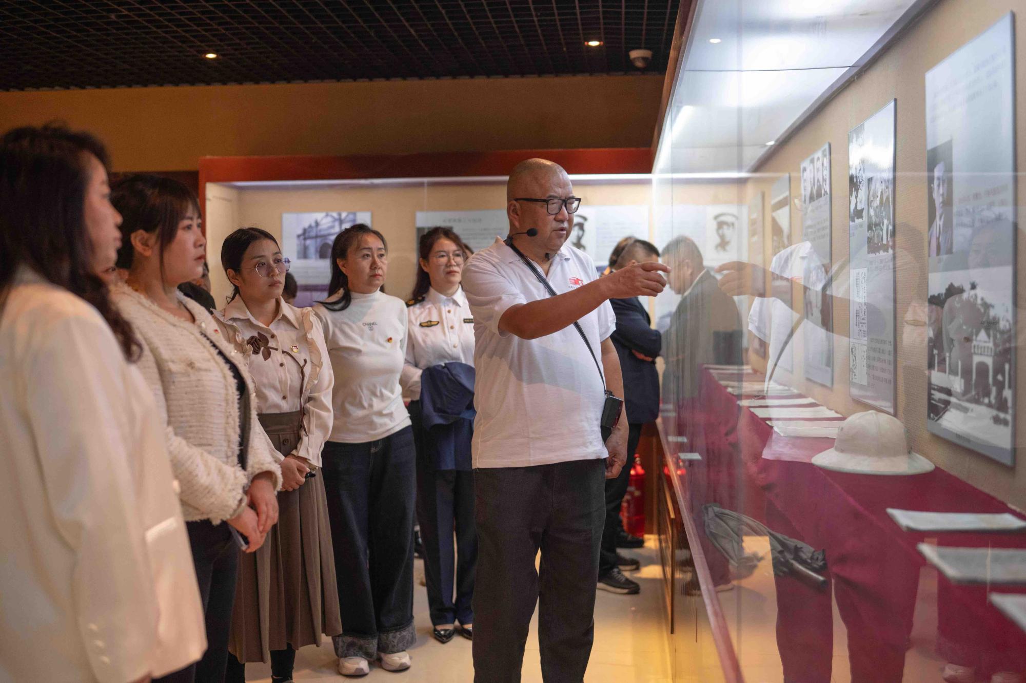 打卡红色地标  在历史回响中激发爱国情