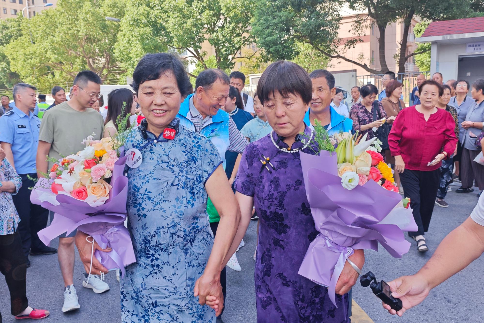 国庆认亲 两位“国家的孩子”竟是亲姐妹